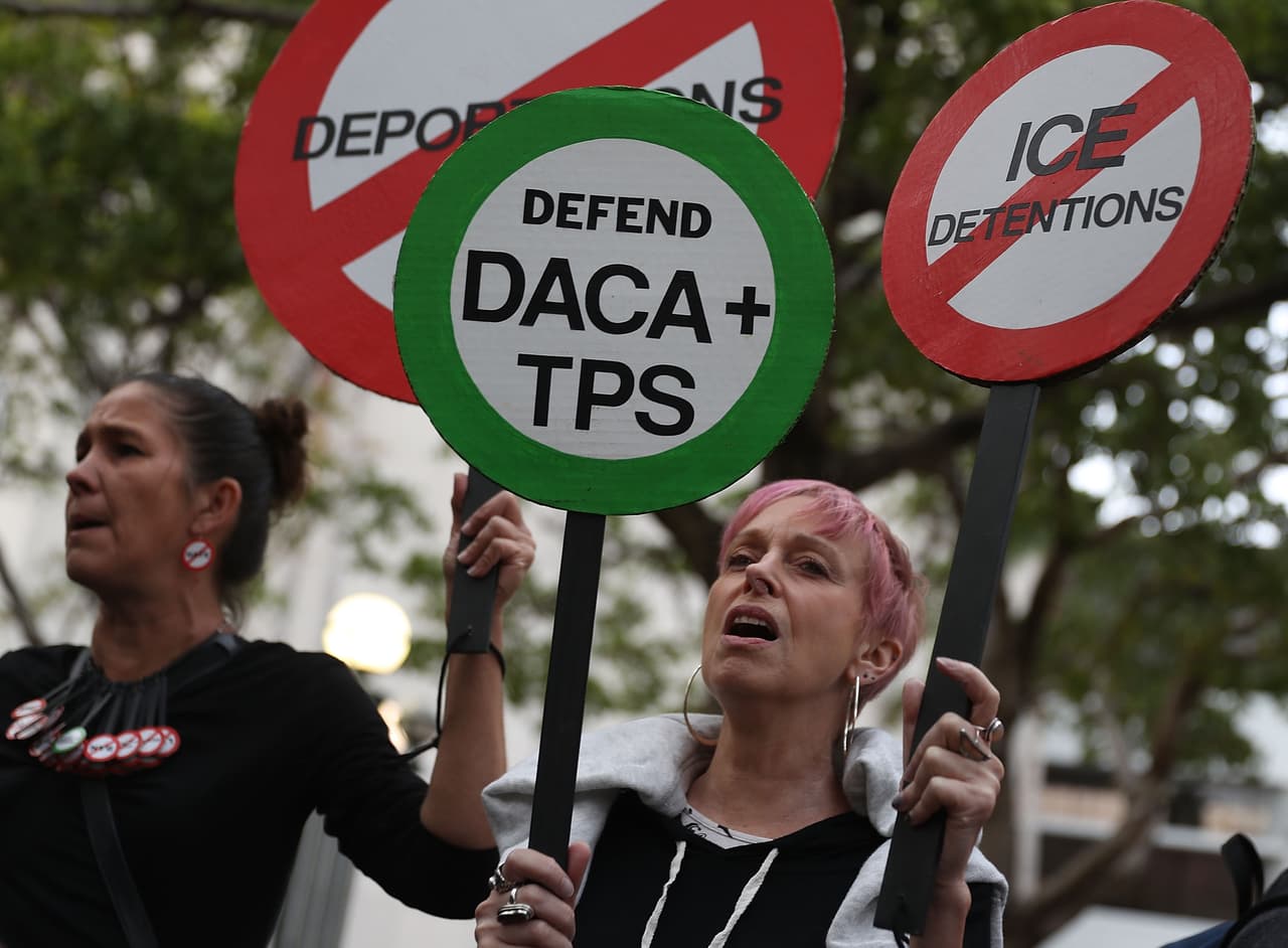 La inmigración en Florida: vigilias frente a los centros de detención y una ley que prohibe las ciudades santuario