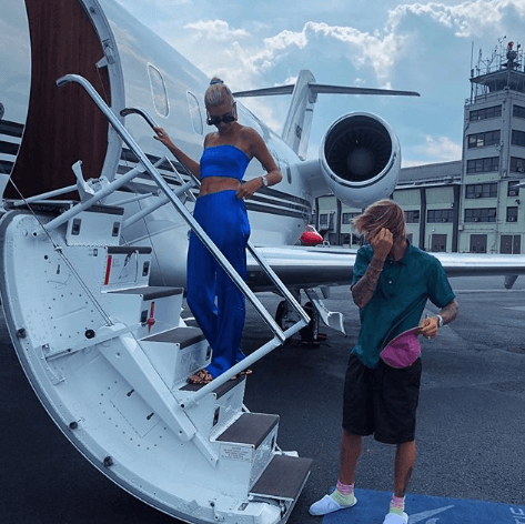 "No es como que necesiten apresurarse, ambos son tan jovencitos. No están alentando las cosas porque no están seguros de que se quieren casar: ellos definitivamente quieren casarse", explicó la fuente.