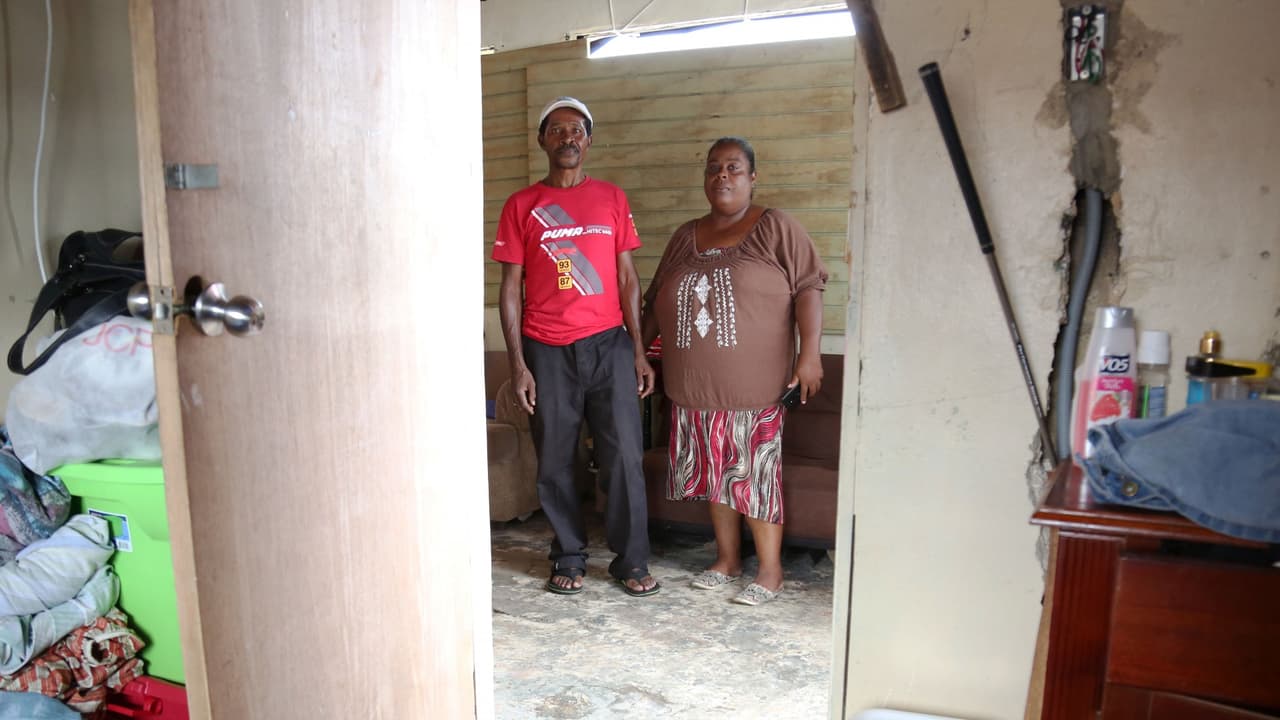 "Que FEMA responda": pareja de Puerto Rico que perdió su techo lamenta que la ayuda no llega