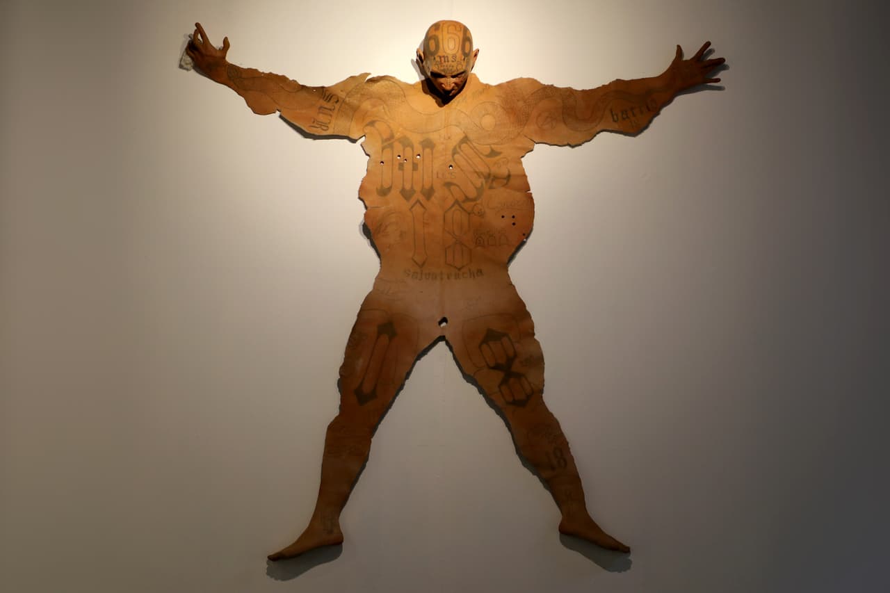El escultor que muestra a los pandilleros de MS-13 como si fueran trofeos de caza