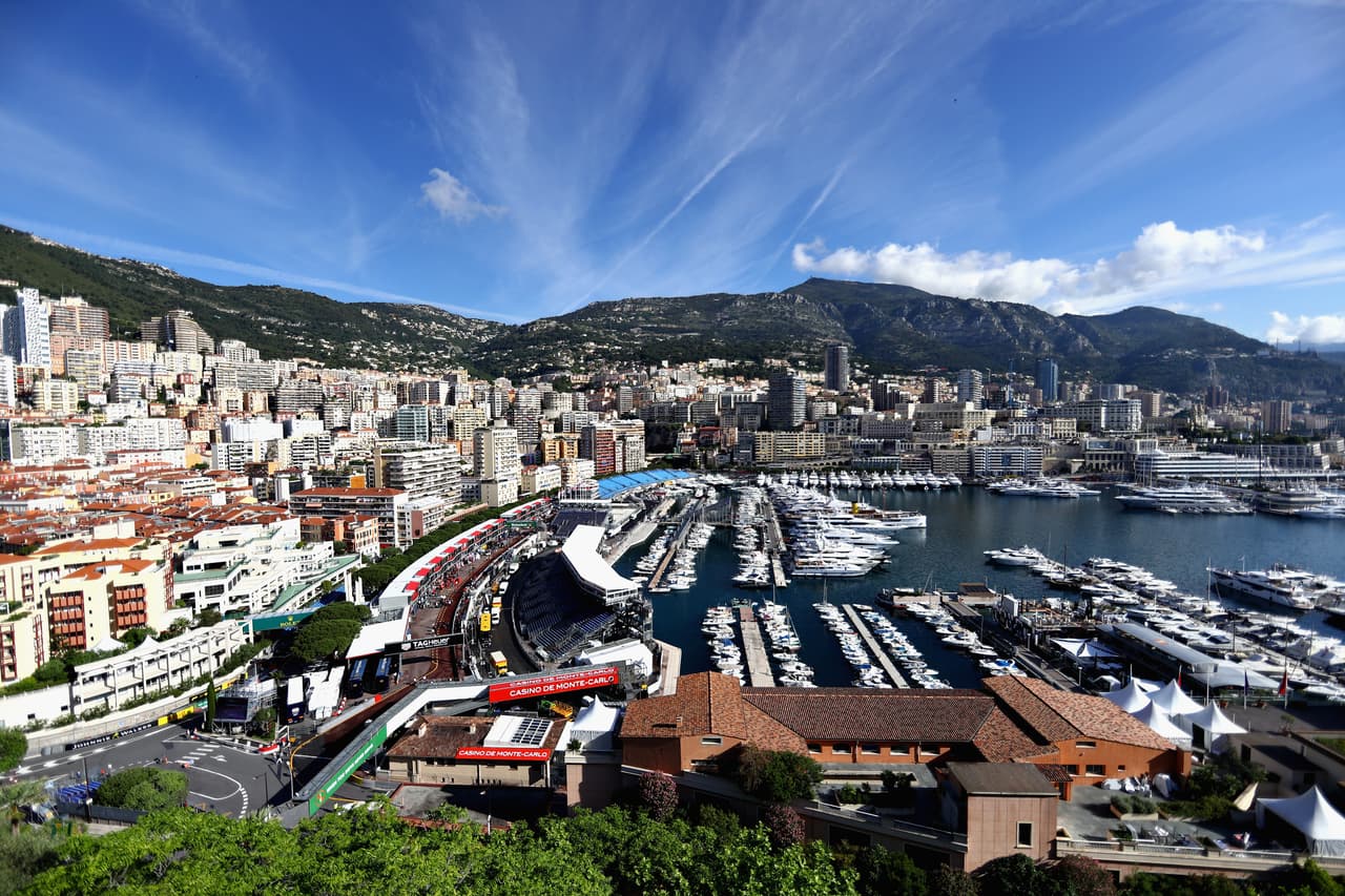 <h3 class="cms-H3-H3">4. Monte Carlo, Mónaco</h3>
<br>
<br>Hace bastante tiempo que esta ciudad se erigió como una de las entidades más glamurosas del mundo.
<b>El lujo en sus calles y la intrincada <a href="https://www.univision.com/temas/geografia">geografía</a> ofrece vistas memorables. </b>Está rodeada por los Alpes Marítimos en la costa del Mar Mediterráneo. Su
<b> fama se creó en gran parte por el <a href="https://www.univision.com/temas/cine">cine</a> que aprovechó sus grandes escenarios.</b> El que la famosa actriz estadounidense Grace Kelly se casara con el príncipe Raniero terminó de darle al enclave un aura cinematográfica.