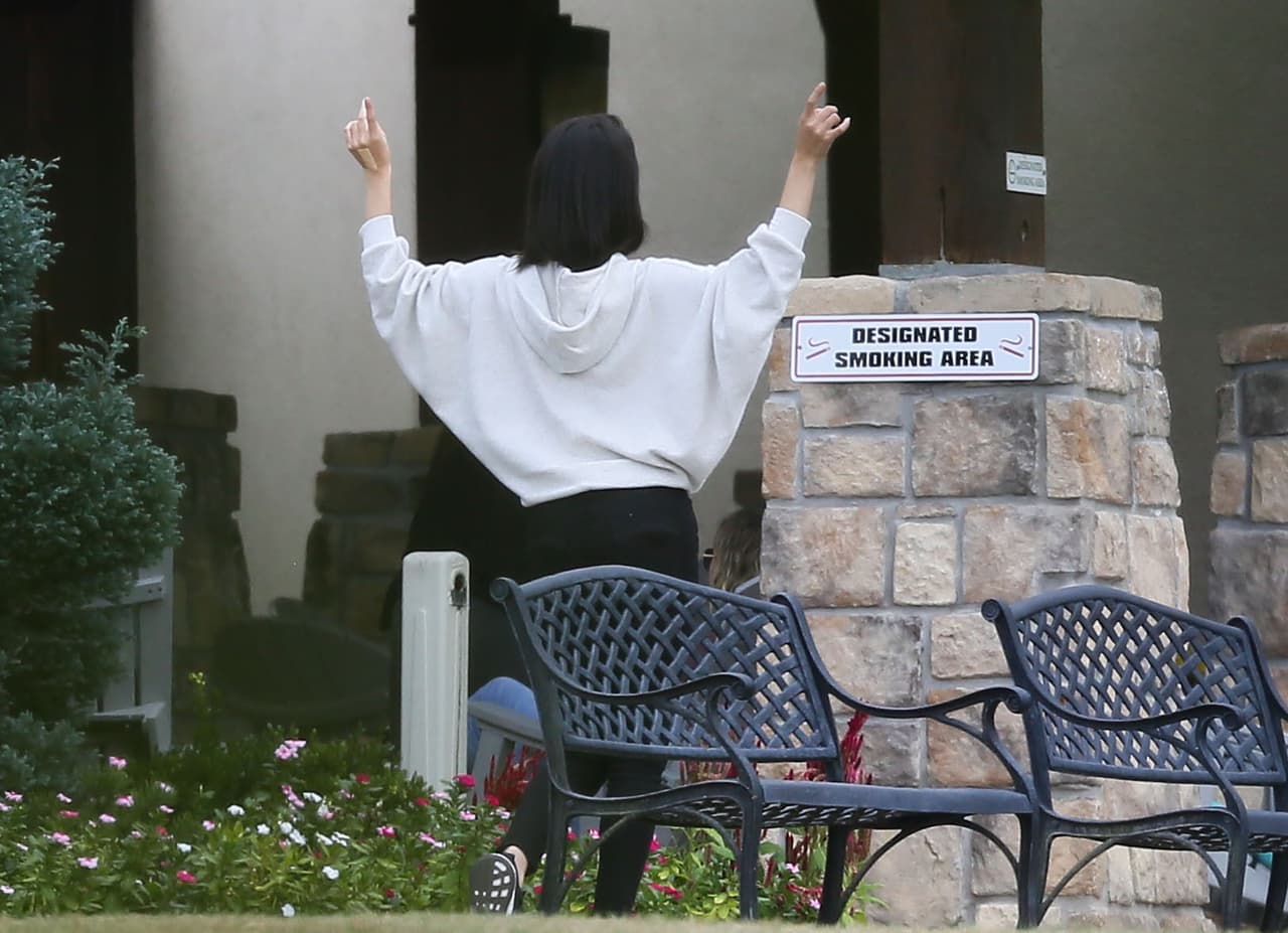 Hasta les mostró unos pasitos de baile.