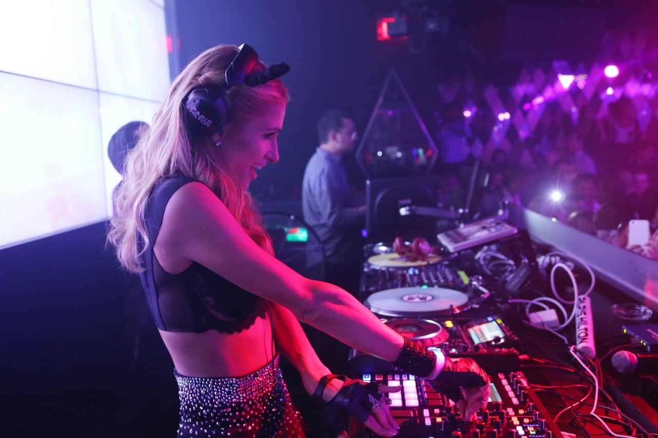 Años atrás la chica comenzó su entrada al mundo de la música como cantante.