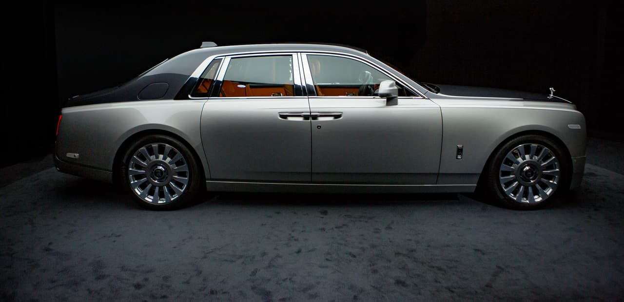 En el proceso de diseño del nuevo Phantom VIII luce Rolls-Royce apretó el acelerador en su búsqueda por lograra que el auto luzca tan sólido como un lingote de acero . . . y lo lograron.
