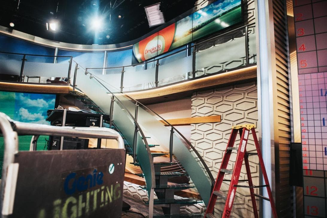 A principios de 2019 estrenamos set, y así comenzó otra etapa del show matutino. Karla Martínez y Alan Tacher fueron los encargados de darle la bienvenida a este nuevo espacio hecho con cariño para los televidentes hispanos.