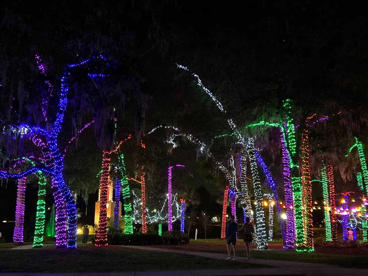 A lo largo de la plaza, los niños pueden correr en amplios espacios con grama natural e incluso pueden descansar en ella.