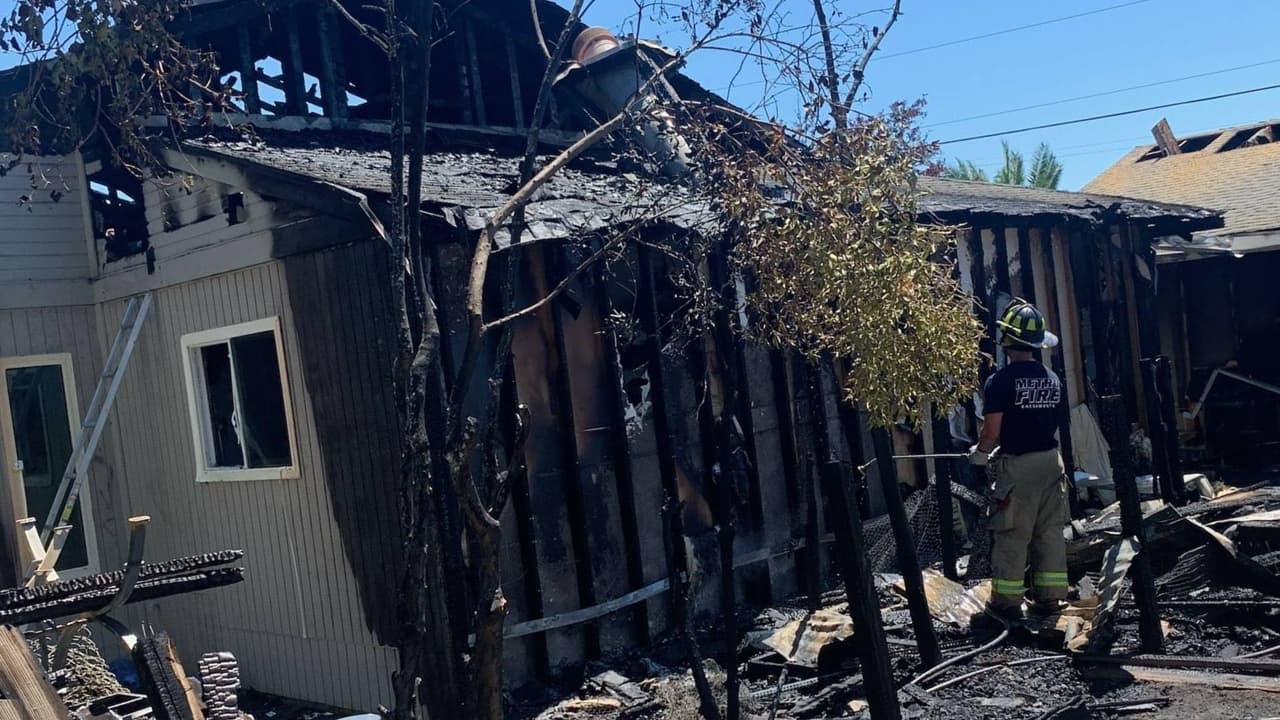 Maestro pierde su casa por incendio y comunidad se une para ayudarlo