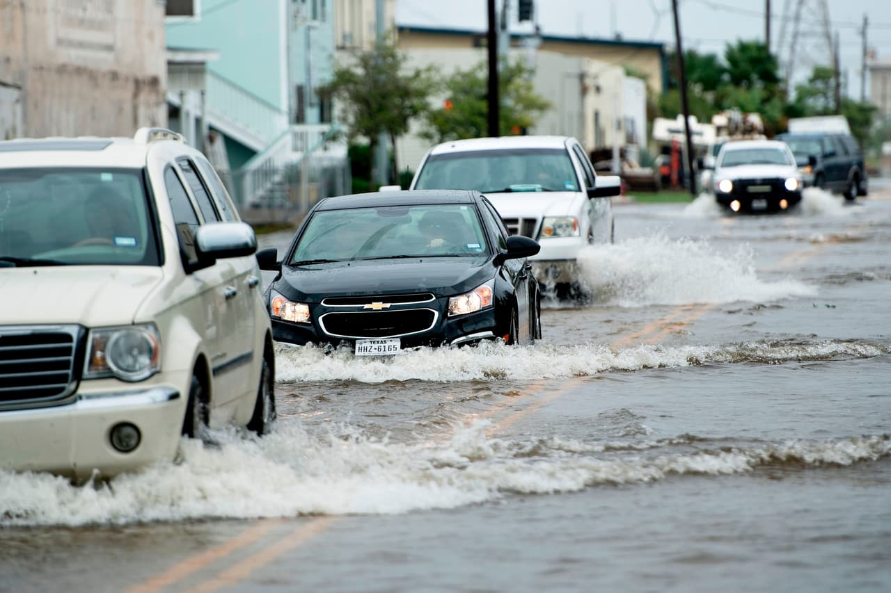 <b>10. Cuidado con los autos usados</b>: Después de la ocurrencia de un desastre natural, muchos vehículos dañados por el agua 'inundarán' el mercado de automóviles de segunda mano limpiados para esconder el daño, ya que en muchos casos un reacondicionamiento extenso es muy costoso y no tiene sentido económico para sus dueños. 
<br>
<br>Revisa siempre el historial de un auto que estes considerando adquirir, a través de servicios como 
<i>Carfax</i> o 
<i>Autocheck</i> y haz que lo revisen extensivamente. El olor es uno de los síntomas que nunca deberás ignorar por más atractivo que sea el precio que te están pidiendo.