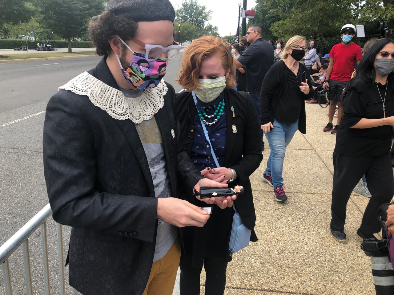 Ryan Cooper sostiene una imagen de la magistrada Ruth Bader Ginsburg, el 24 de septiembre del 2020 en la Corte Suprema.