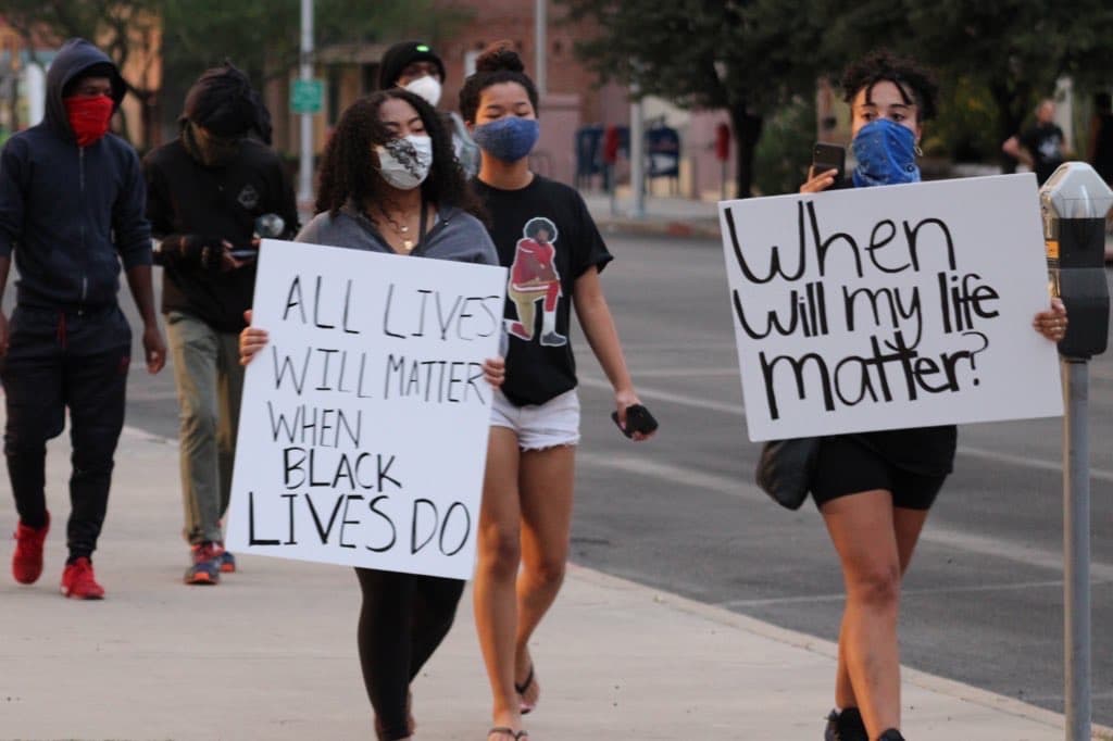 Alrededor de 400 personas se reunieron cada noche de las protestas que duraron todo el fin de semana en Tucson. 
<br>