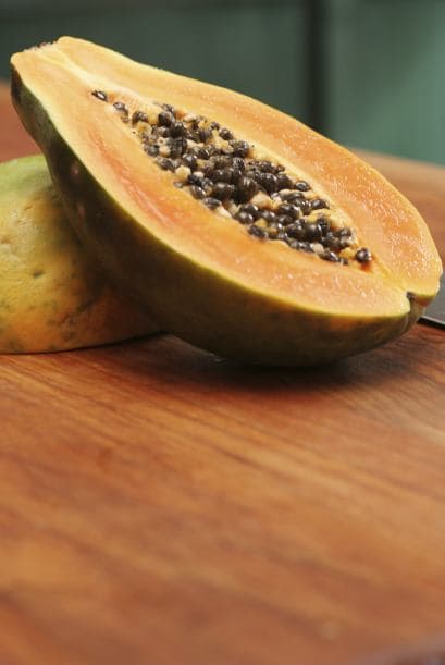 <b>Mascarilla de papaya.</b> Es una fruta que estimula la producción de colágeno. Para beneficiarse de sus propiedades hay que masajear la pulpa directamente en la piel, dejar durante 10 minutos y limpiar con agua fría.