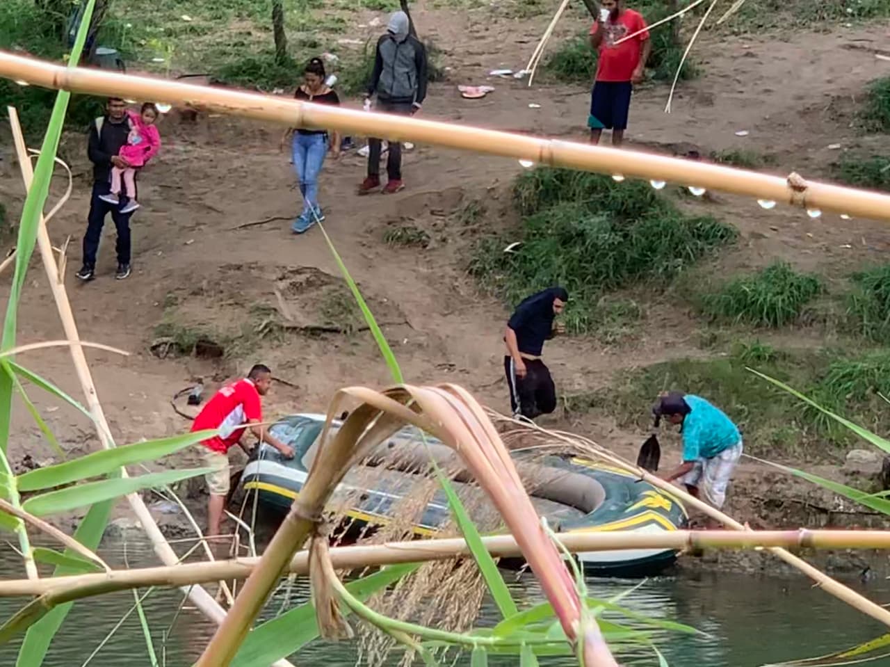 "Ahorita vamos a poner 13", responde a los periodistas de Univision 45 un sujeto que acomoda una balsa en el lado mexicano del Rio Grande para subir a inmigrantes y llevarlos hasta la otra orilla, en territorio estadounidense.