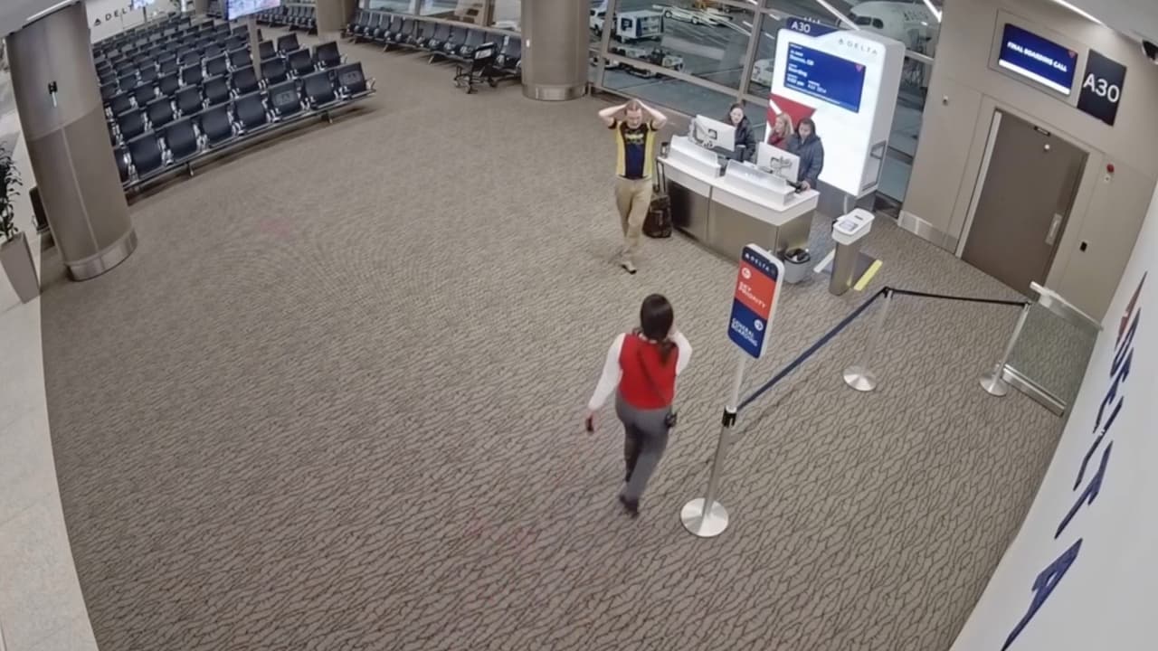 En un momento decide quitarse los zapatos y comienza a correr a través de las salas de espera; es entonces cuando intenta abrir las puertas hacia los túneles de abordaje.