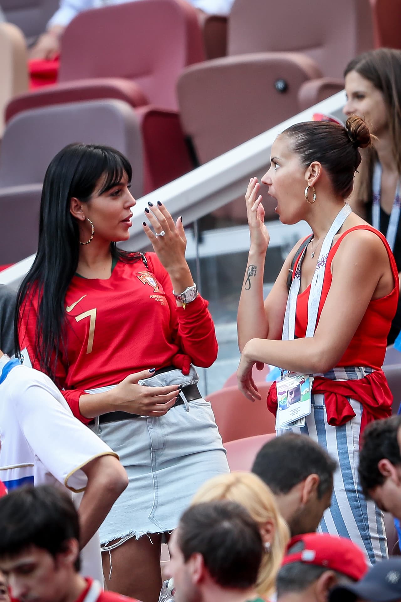 Rodríguez fue captada con el jersey del equipo de Ronaldo mientras platicaba con una amiga y le mostraba un enorme anillo de diamantes que llevaba en el dedo anular ante la evidente sorpresa de la chica.