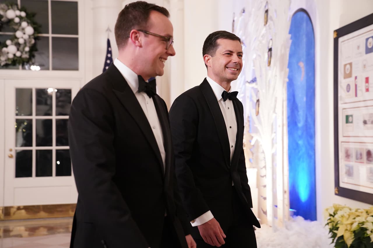 El Secretario del Transporte Pete Buttigieg y su esposo, Chasten Buttigieg.