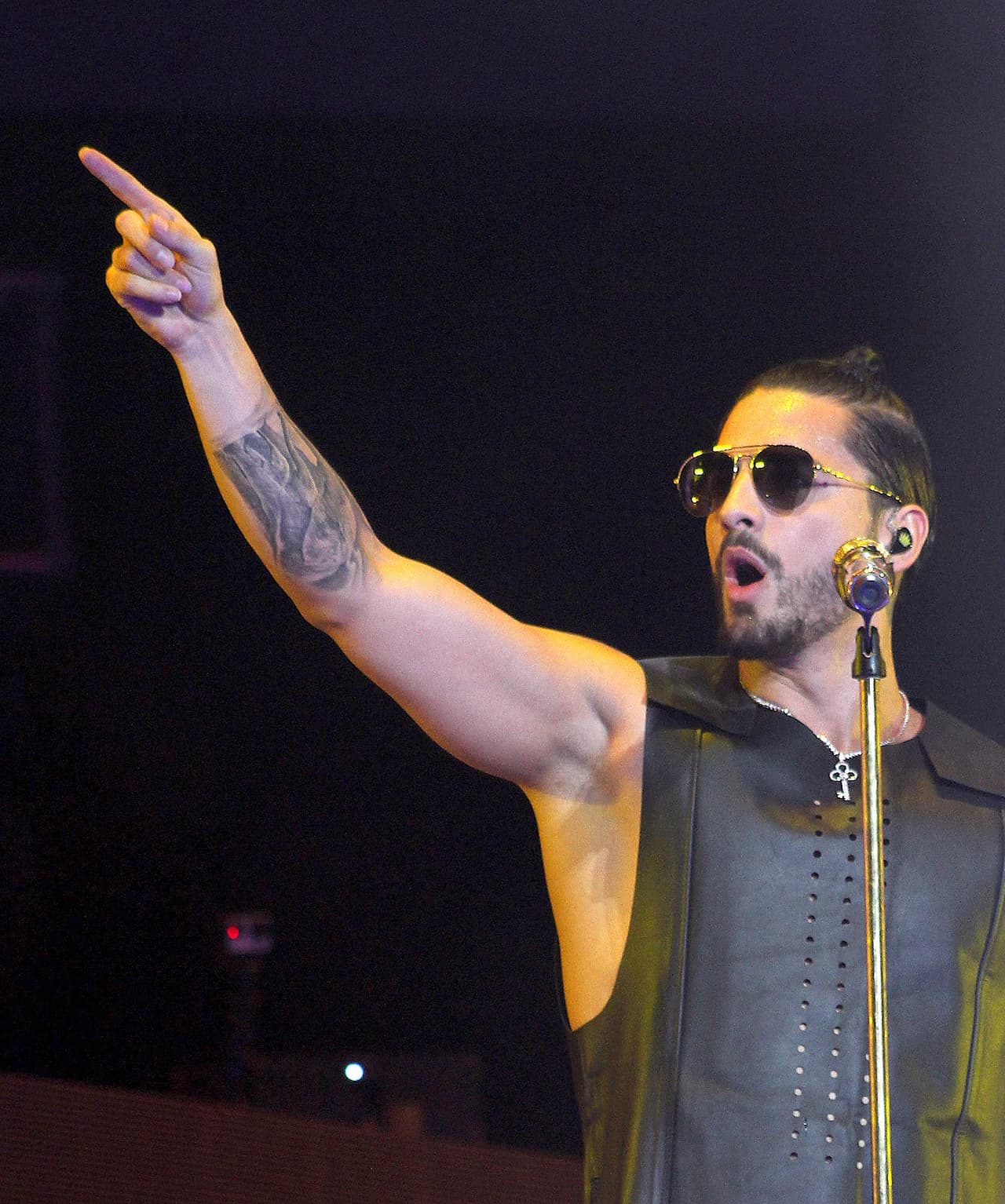 El amor filial de Maluma está representado también por cuatro elefantes en su antebrazo derecho: su padre, su madre, su hermana y él.