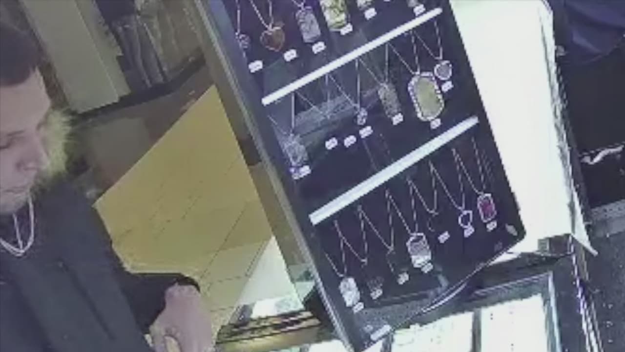 Autoridades están tras la pista del responsable de robar una joyería en Orland Park