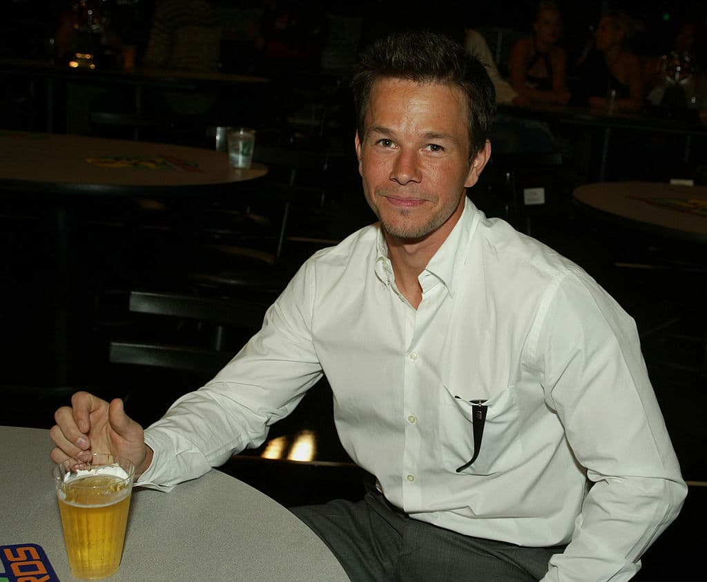 La sentencia fue dictadado por haber golpeado gravemente a dos hombres vietnamitas mientras usaba insultos raciales y para su fortuna, únicamente pasó 45 días en pisión.