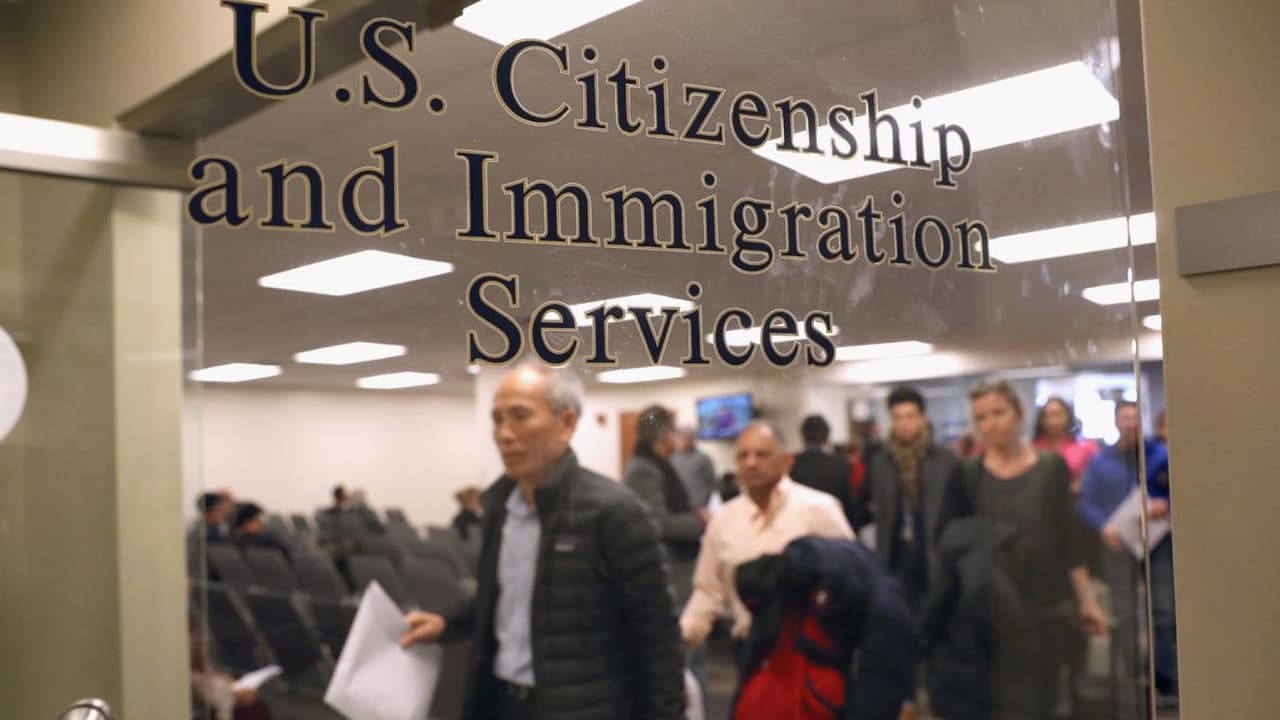 La Corte Suprema rechaza pedido para revivir la regla de carga pública de Trump, que afectaba trámites como la residencia