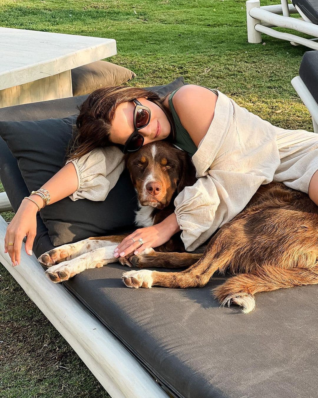 Además, en su publicación escribió sobre un canino que la ha conquistado en su travesía, se trata de un perrito sin hogar a quien nombró 'Amor'.