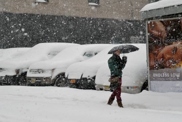 La nieve que deja la tormenta invernal "Pax" en la costa este de Estados Unidos ha causado al menos una decena de muertes, principalmente por accidentes de tráfico, y provocado la cancelación de más de 5.000 vuelos. Washington, está paralizada casi por completo, con acumulaciones de entre 20 y 30 centímetros, lo que ha causado el cierre de las oficinas federales y escuelas; los dos aeropuertos de la ciudad permanecen hoy cerrados. Filadelfia y Nueva York, donde se ha declarado el estado de emergencia, esperan acumular entre 30 y 40 centímetros de nieve y también se espera que las fuertes rachas de viento alcancen 80 kms. por hora. Las autopistas y carreteras en Carolina del Norte sufren desde últimas horas de la tarde del miércoles enormes atascos, en gran medida provocados porque muchos conductores decidieron abandonar sus vehículos en la calzada ante la imposibilidad de seguir su camino debido a las placas de hielo y las acumulaciones de nieve. En Atlanta cerca de 250.000 hogares se mantienen sin suministro eléctrico. Las mayores acumulaciones de nieve ocurrirán entre hoy y mañana a lo largo del corredor de la Interestatal 95, que recorre el nordeste del país, incluyendo las áreas metropolitanas de Washington, Baltimore (Maryland), Nueva York y el interior de Nueva Inglaterra.