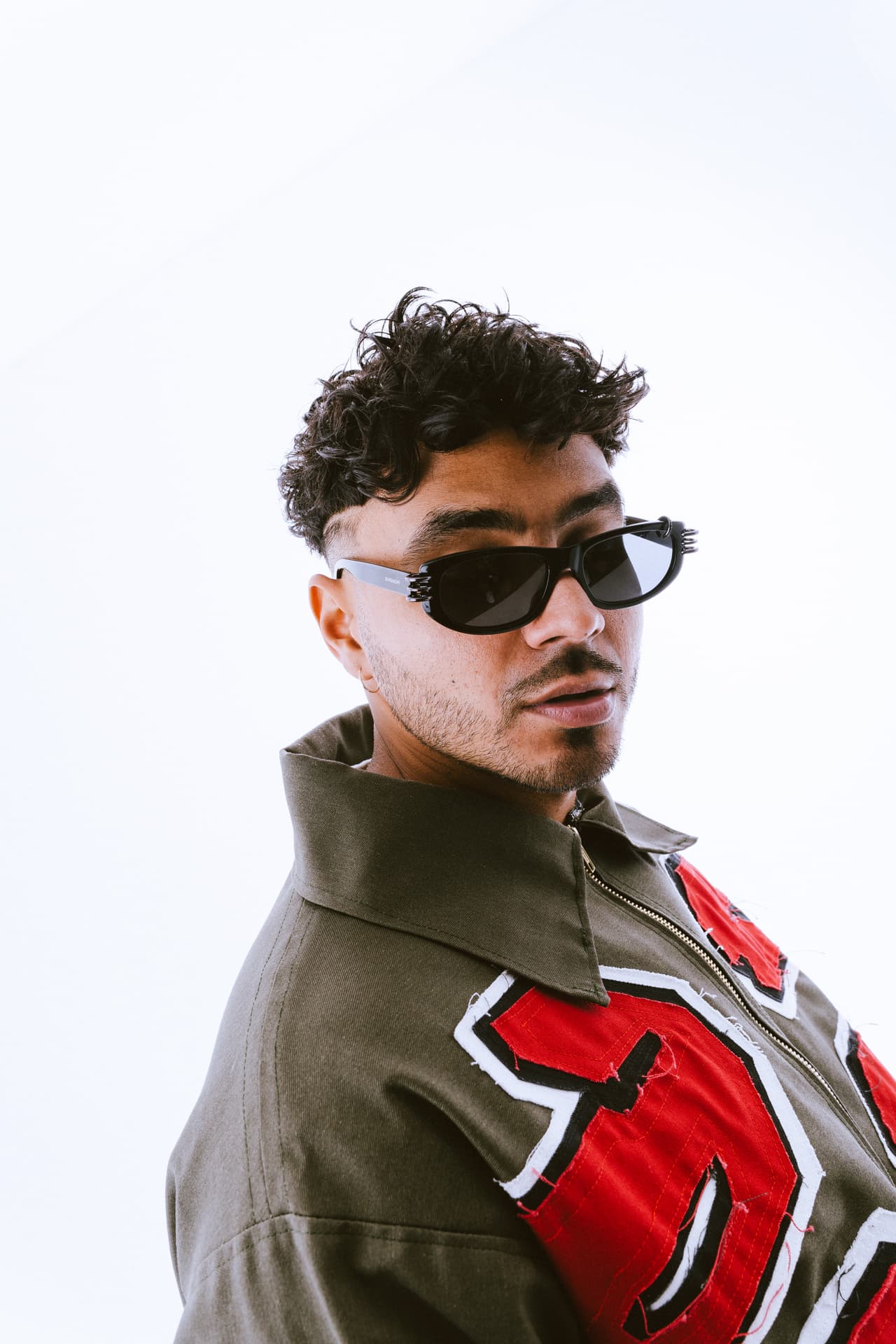 <b>Álvaro Díaz</b>
<br>‘Problemón’ de 
<b>Álvaro Díaz</b> y 
<b>Rauw Alejandro </b>fue otra de las canciones que se volvieron virales en los retos de Tik Tok y por ello el colombiano es uno de los nominados a ganar el premio a 
<b>Social Dance Challenge</b>.