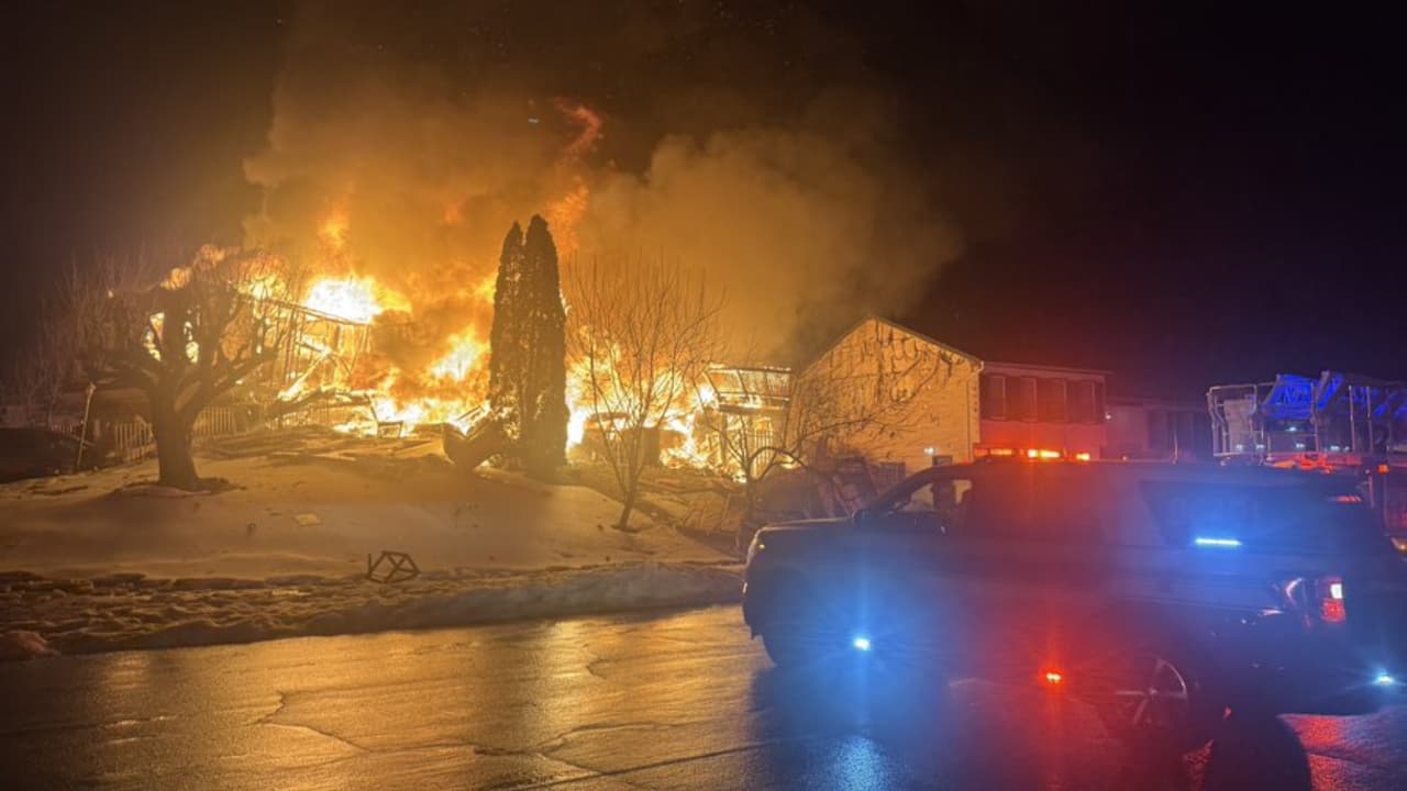 Investigan explosión e incendio de casa en Virginia.