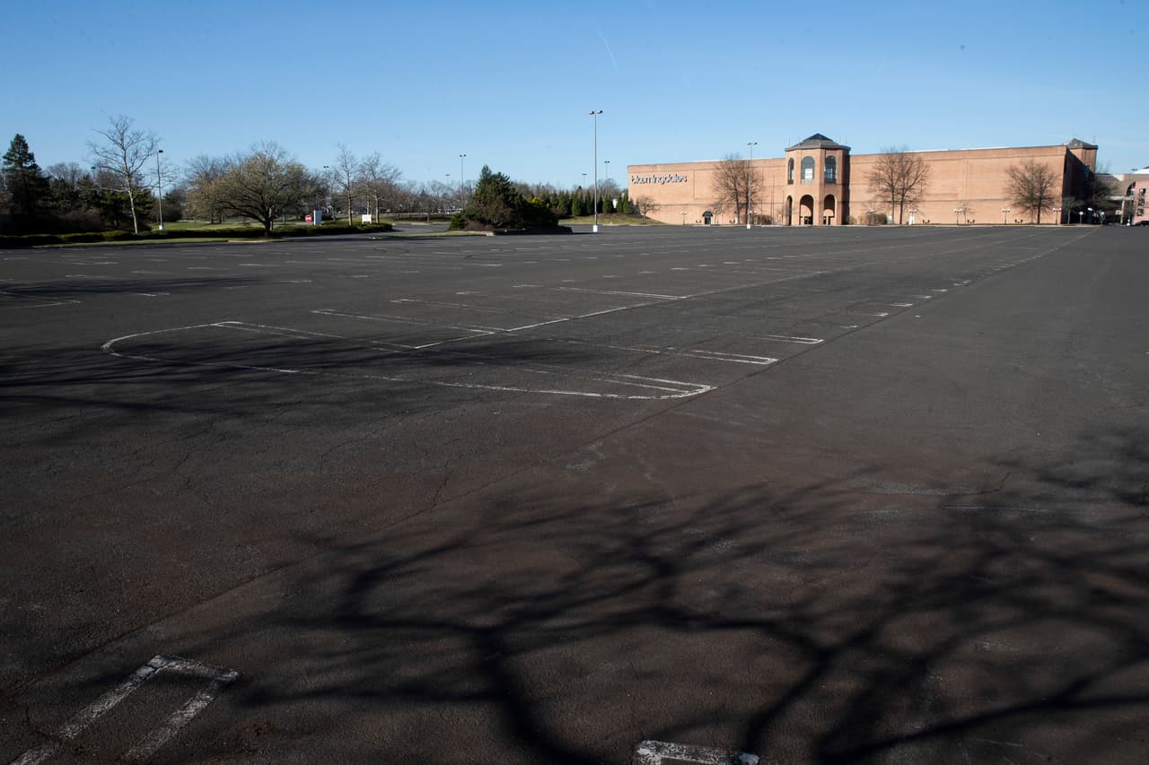 El estacionamiento vacío de un centro comercial en Willow Grove, Pennsylvania. El repentino paro laboral ha preocupado a muchos por sus empleos y sus ahorros.