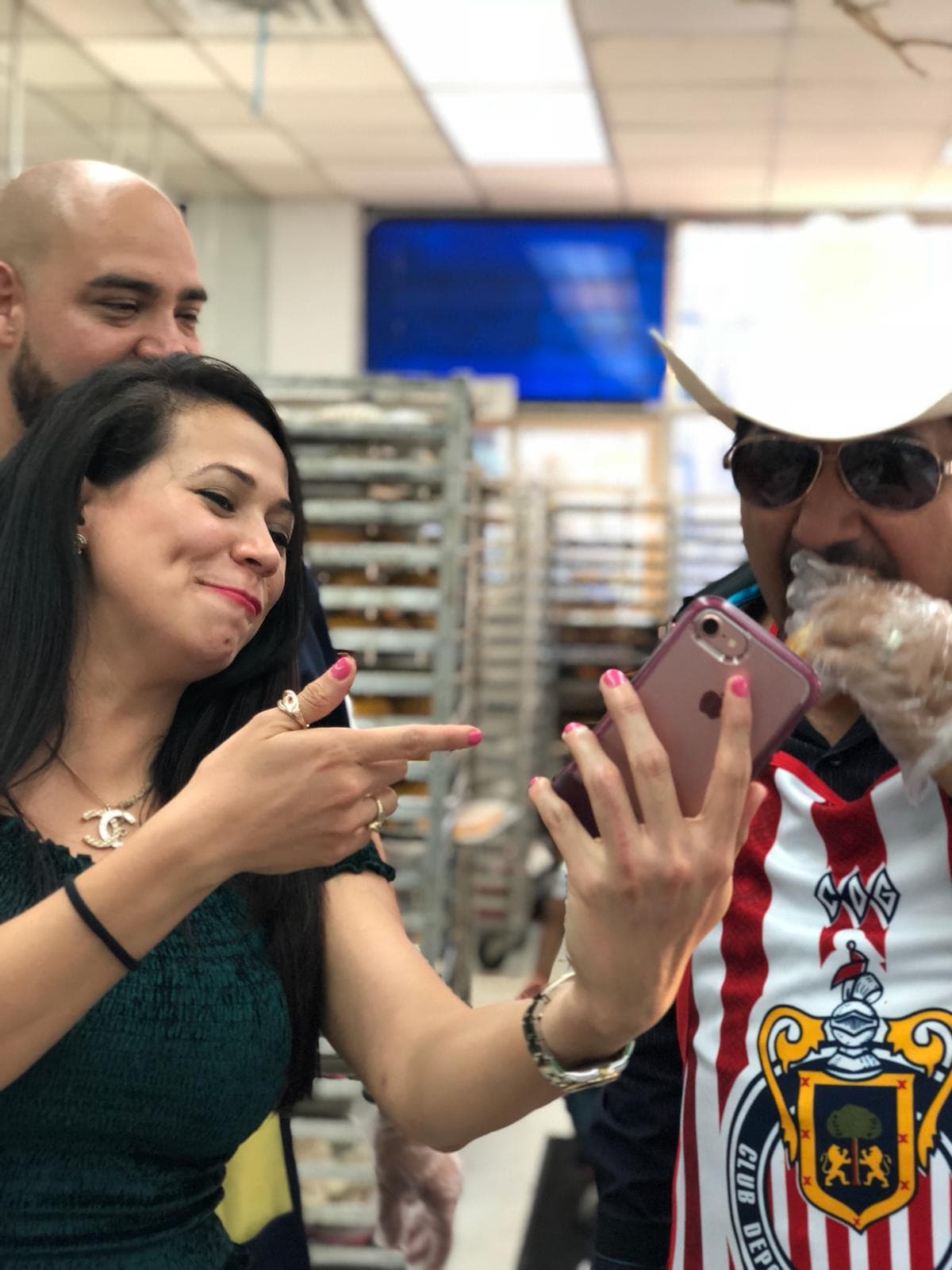 Y ella no dejó de registrar en sus redes sociales la forma de comer del Feo.