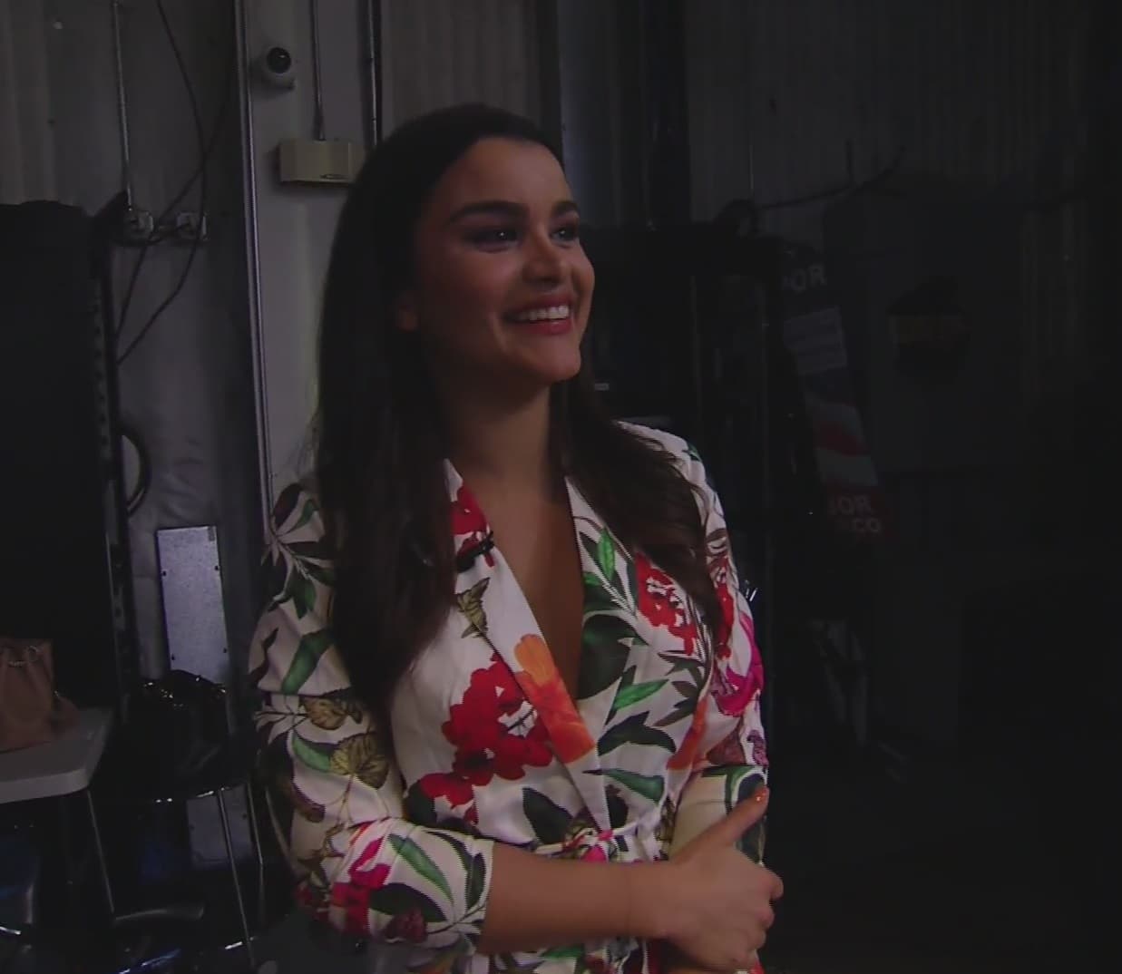 Al programa llegó con un atuendo blanco con vivos en verde, tapizado de flores color rojo, naranja y morado.