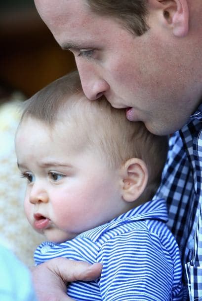El papá hablándole al oído al pequeño. Más videos de Chismes aquí.