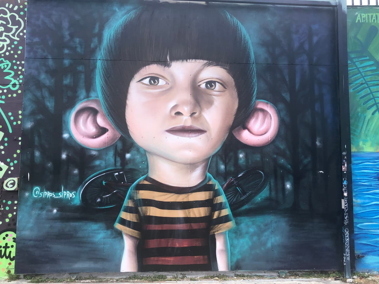 Esta galería al aire libre es gratuita y abierta a todo el público. 
<br>