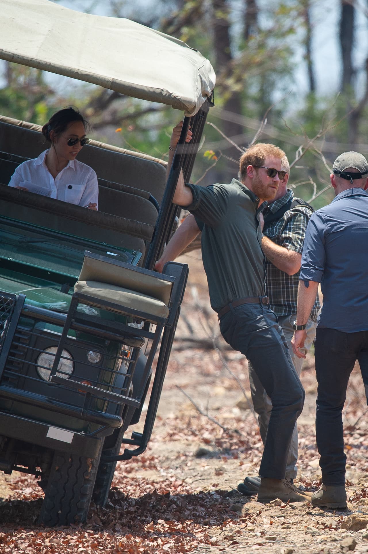 En el artículo se comentó que las imágenes usadas por el príncipe Harry no mostraban que uno de los elefantes estaba amarrado de las patas traseras y, además, evitó explicar las circunstancias en que fueron capturadas las fotografías.