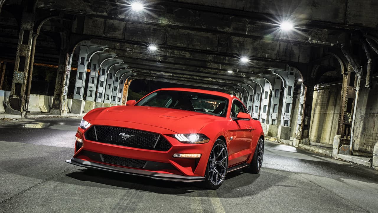 <h3 class="cms-h3-H3">Ford Mustang - ventas 2017.</h3>
<br>
<br>En 2017 Ford vendió un total 
<b>81,866 unidades </b>del Mustang ganando holgadamente la carrera de ventas entre los dos modelos. El Mustang llegó renovado a 2018 por lo que no debería perder su ventaja este año. Sin embargo la llegada de un Camaro renovado para 2019 puede suponer un problema para la supremacía del pony car de Ford.