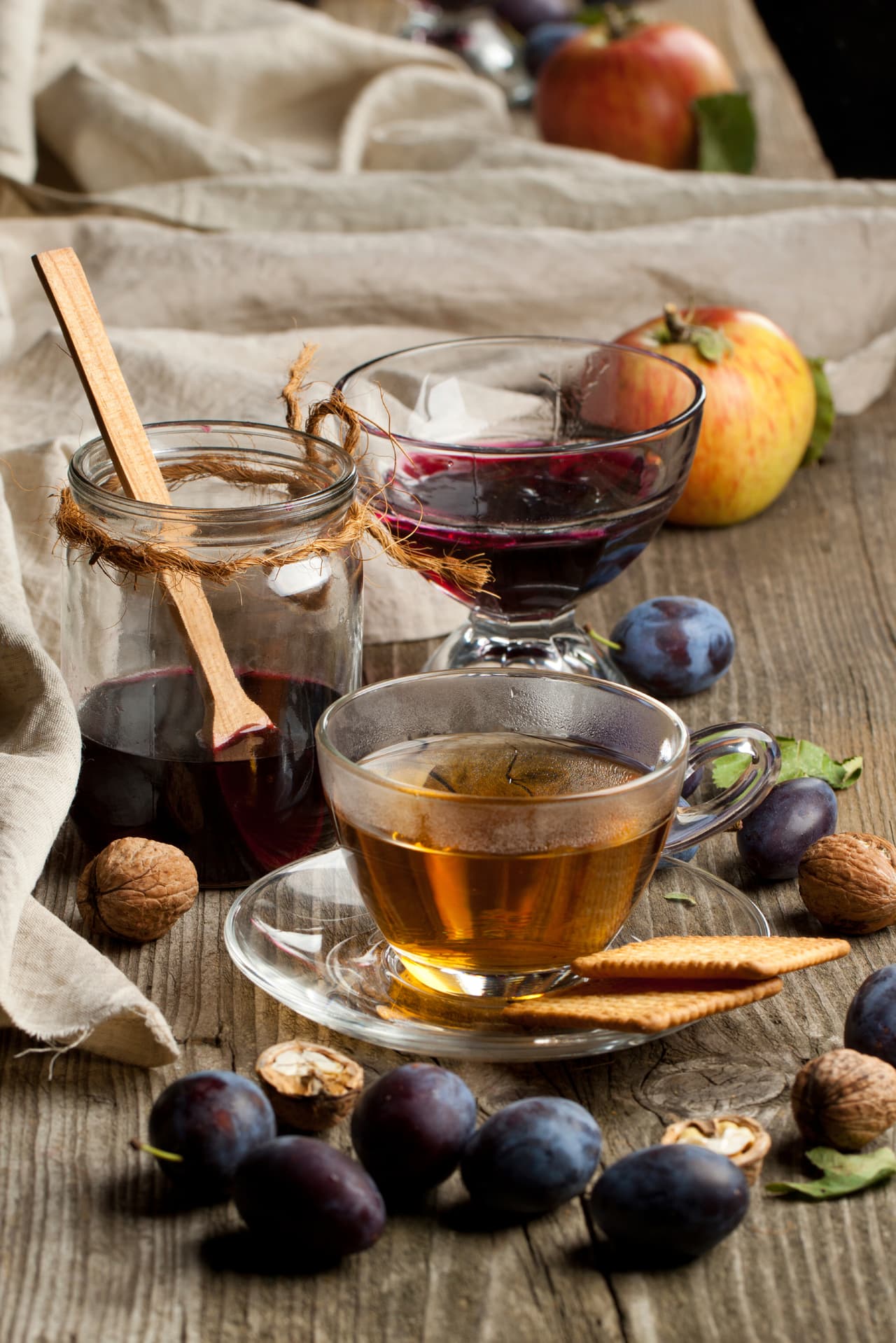 Salsa de vino. Con la ayuda de caldo de pollo, un poco de harina, pimienta y algunas especias, esta salsa es perfecta para preparar el pavo pues además de su exquisito sabor, contribuye a que se atenúen los sabores y los jugos del pavo.