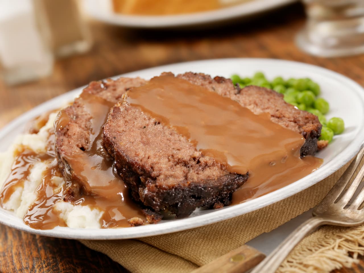 Gravy. Todas las familias la incluyen en su cena de día de gracias, y es que su consistencia es muy cremosa dándole un sabor muy exquisito. Es muy sencilla porque solo tienes que cocinar todos los ingredientes a fuego bajo y servir caliente en tus platillos favoritos. Prepara estas salsas y consiente a tu familia de una manera exquisita en este día de gracias.