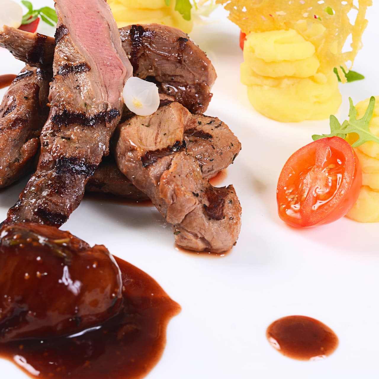 Su preparación puede ser un poco tardada ya que necesitas dejar las ciruelas pasas remojando en el vino tinto toda una noche para después cocinar la salsa a la mañana siguiente. No olvides que debes servirla caliente.