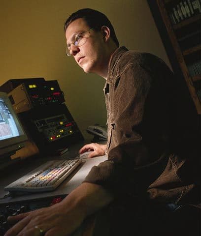 Narrowcaster El invento del broadcast ha sido muy importante, los medios de comunicación de masas que llegan a grandes colectivos. Ahora la tendencia va en un vía contraria, todas las señales indican que la necesidad actual es la segmentación. Periodistas, publicistas, estudiosos de las relaciones públicas y la comunicación audiovisual apuestan desde ahora por los contenidos especializados y cada día más, buscando adaptarse a los intereses específicos de los distintos grupos de personas. El narrowcasting permite huir del concepto de audiencias masivas. Ahora se buscará que la información se clasifique en segmentos diferenciados por valores, preferencias o atributos demográficos.Fecha prevista: 2010Posibles estudios: periodismo, publicidad, relaciones públicas, comunicación audiovisual