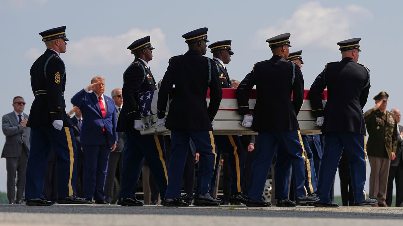 <h3 class="cms-H3-H3">Trump recibe a los militares en Dover</h3> Isabella Gonzales 
<b>regresó este miércoles 22 de julio a Estados Unidos. </b>
<br>Donald Trump recibió en la Base de la Fuerza Aérea de Dover 
<b><a href="https://www.univision.com/local/dallas-kuvn/isabella-gonzales-soldado-carrollton-restos-eeuu" target="_blank">los restos de la soldado de 19 años de Carrollton, quien murió durante un ataque iraní</a></b>
<a href="https://www.univision.com/local/dallas-kuvn/isabella-gonzales-soldado-carrollton-restos-eeuu" target="_blank"> en Jordania.</a>
<br>El presidente saludó mientras un equipo del Ejército 
<b>trasladaba el féretro desde el avión militar. </b>
<br>Los restos de 
<b>otros tres militares estadounidenses también llegaron al país.</b>
<br>
<a href="https://www.whatsapp.com/channel/0029VafZxTzGpLHXXhtL0Y3A" target="_blank">📲 Únete a nuestro canal de WhatsApp: Haz clic aquí para estar al tanto de las últimas noticias e historias de tu comunidad</a>