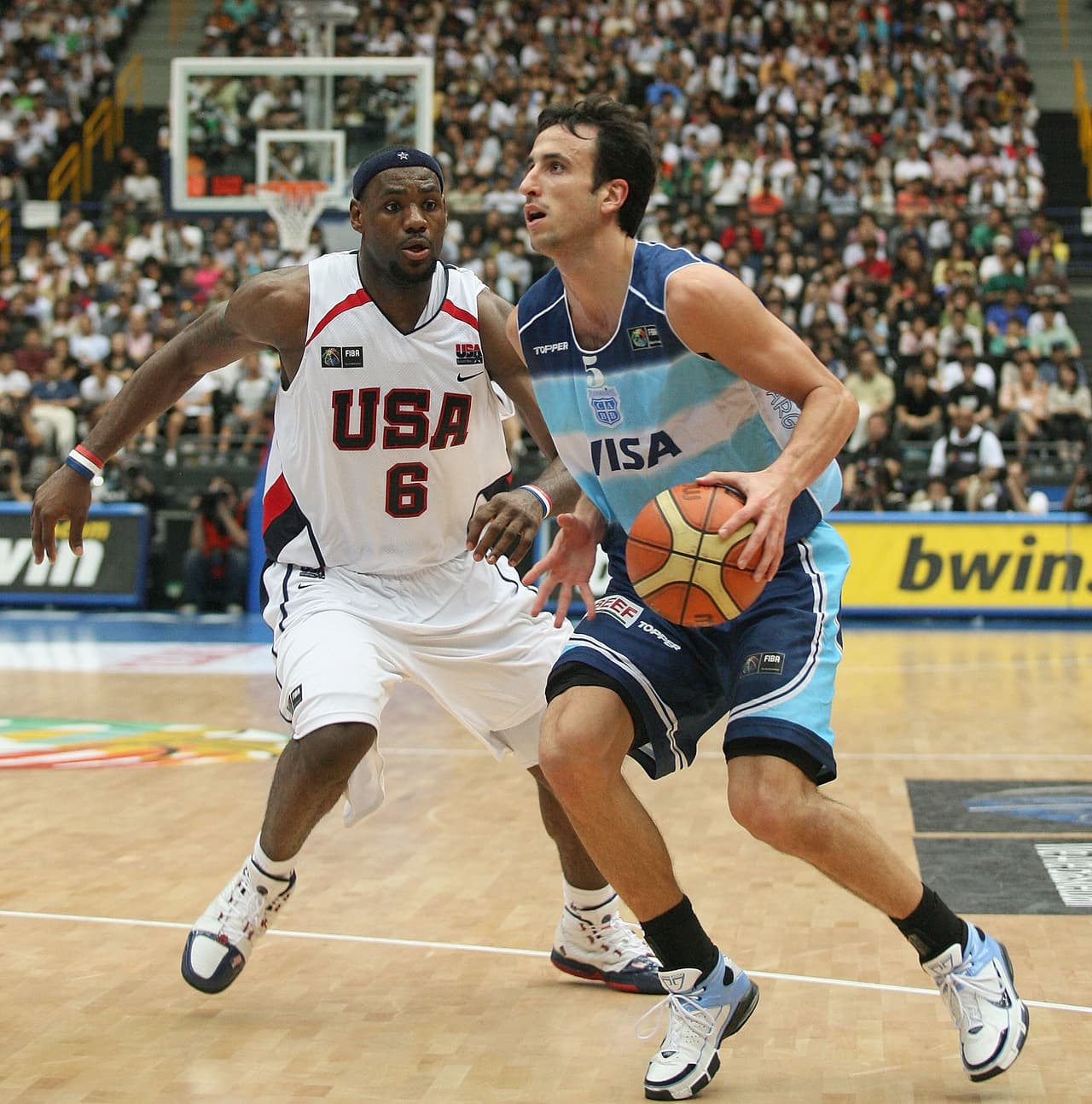Ginóbili jugó en tres ediciones de la Copa del Mundo de la FIBA. Aquí ante la marca de un joven Lebron James en Japón 2006. No trascendió en este torneo como en JJOO con Argentina.