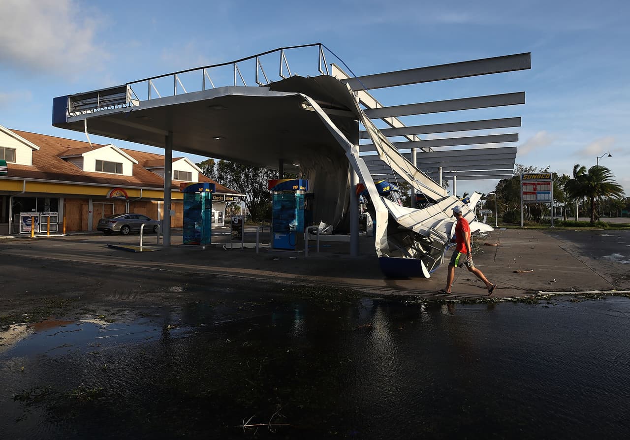 El techo de una gasolinera destruido por los vientos del huracán Irma en Bonita Springs, costa oeste.