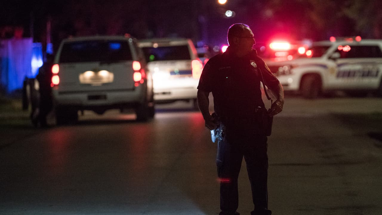 Según el reporte de las autoridades, el incidente ocurrió dentro de una vivienda ubicada en la cuadra 
<b><a href="https://www.google.com/maps/place/2100+W+Hampton+Dr,+Houston,+TX+77082/@29.729478,-95.6285928,17z/data=!3m1!4b1!4m5!3m4!1s0x8640dc3846a2c9ff:0xda28a6d12fffbcfa!8m2!3d29.729478!4d-95.6264041" target="_blank">2100 de la calle Hampton </a></b>alrededor de la medianoche del miércoles.