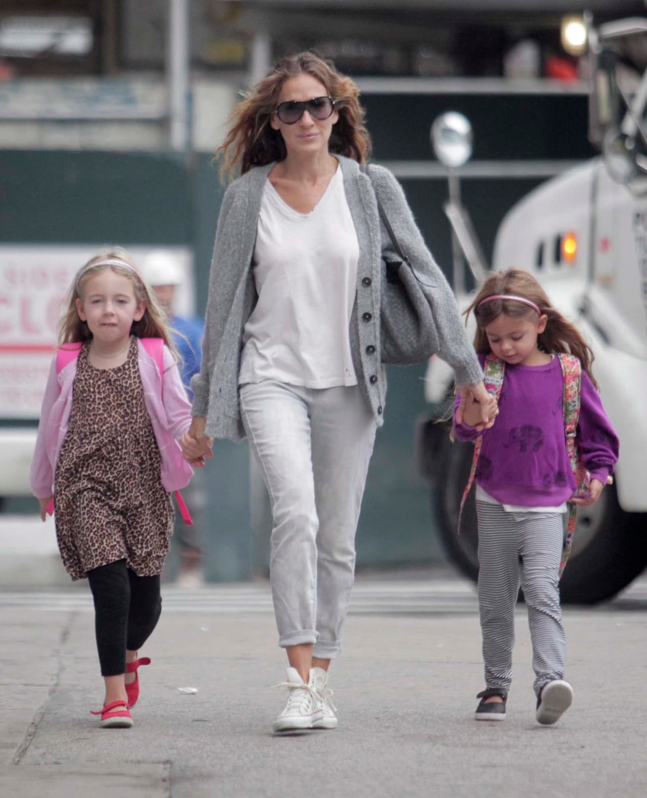 La actriz lleva a la escuela a sus encantadoras Tabitha y Marion.