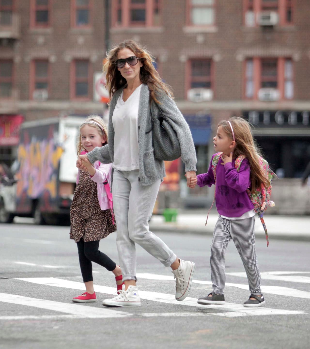 La actriz lleva a la escuela a sus encantadoras Tabitha y Marion.