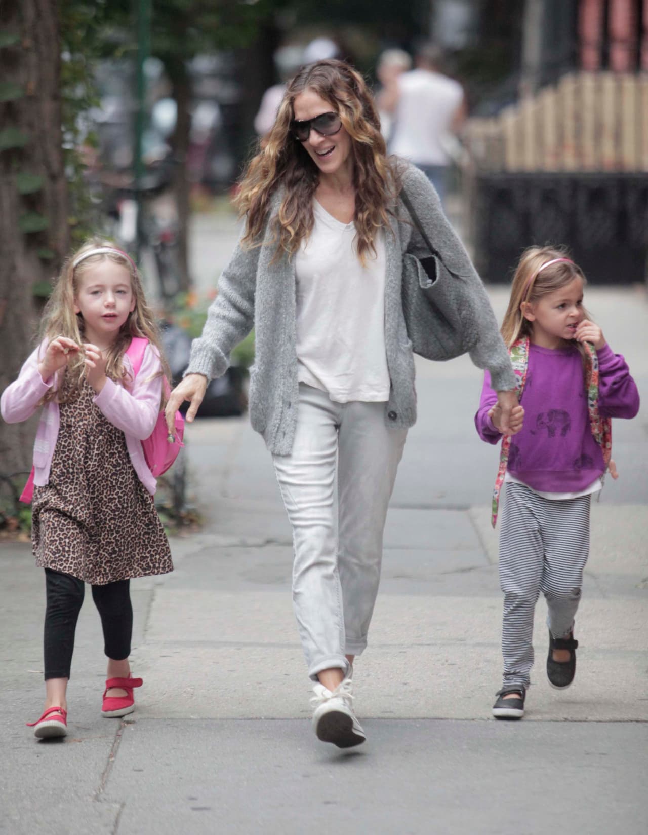 La actriz lleva a la escuela a sus encantadoras Tabitha y Marion.