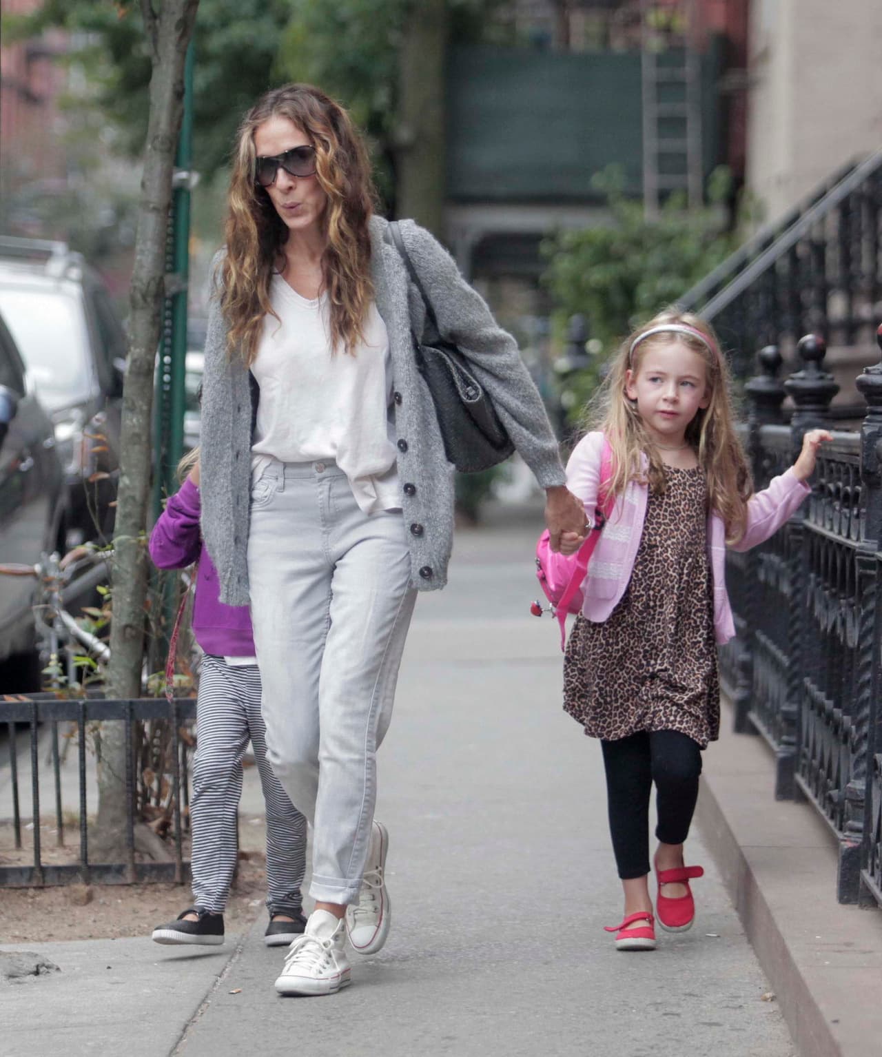 La actriz lleva a la escuela a sus encantadoras Tabitha y Marion.