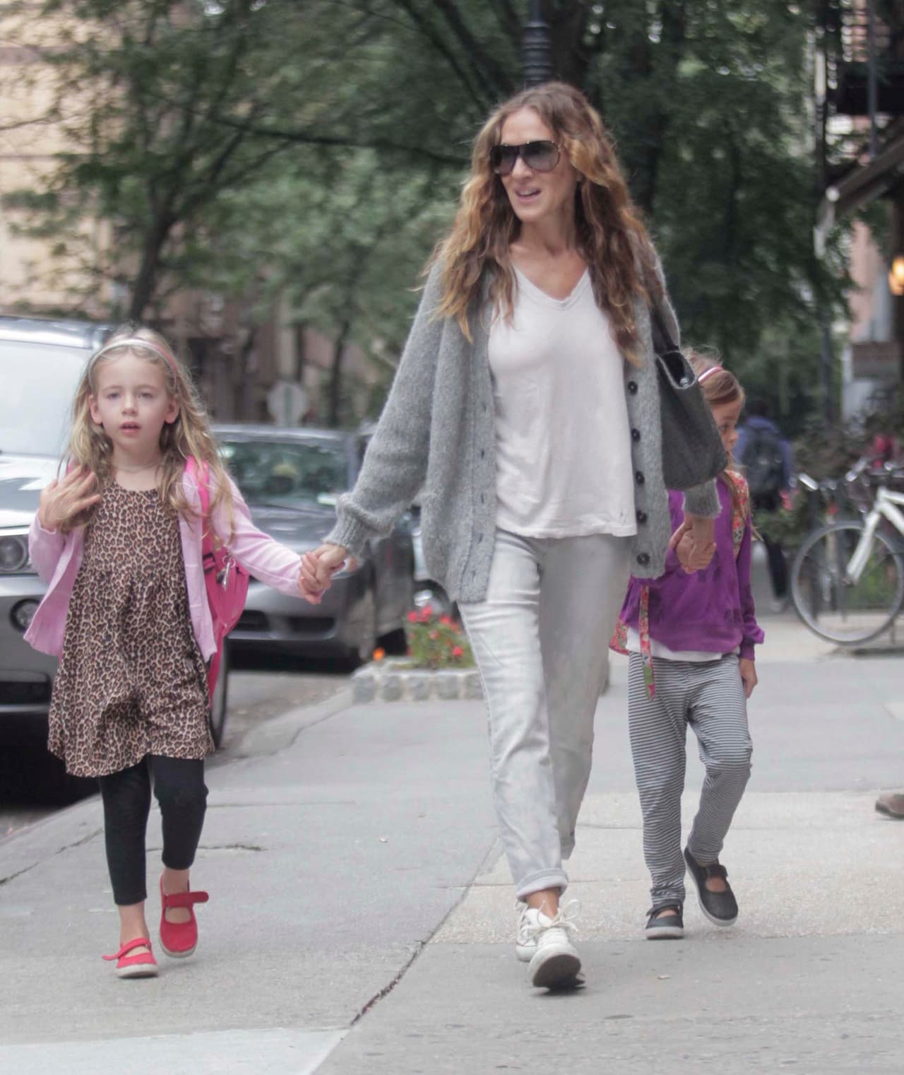 La actriz lleva a la escuela a sus encantadoras Tabitha y Marion.