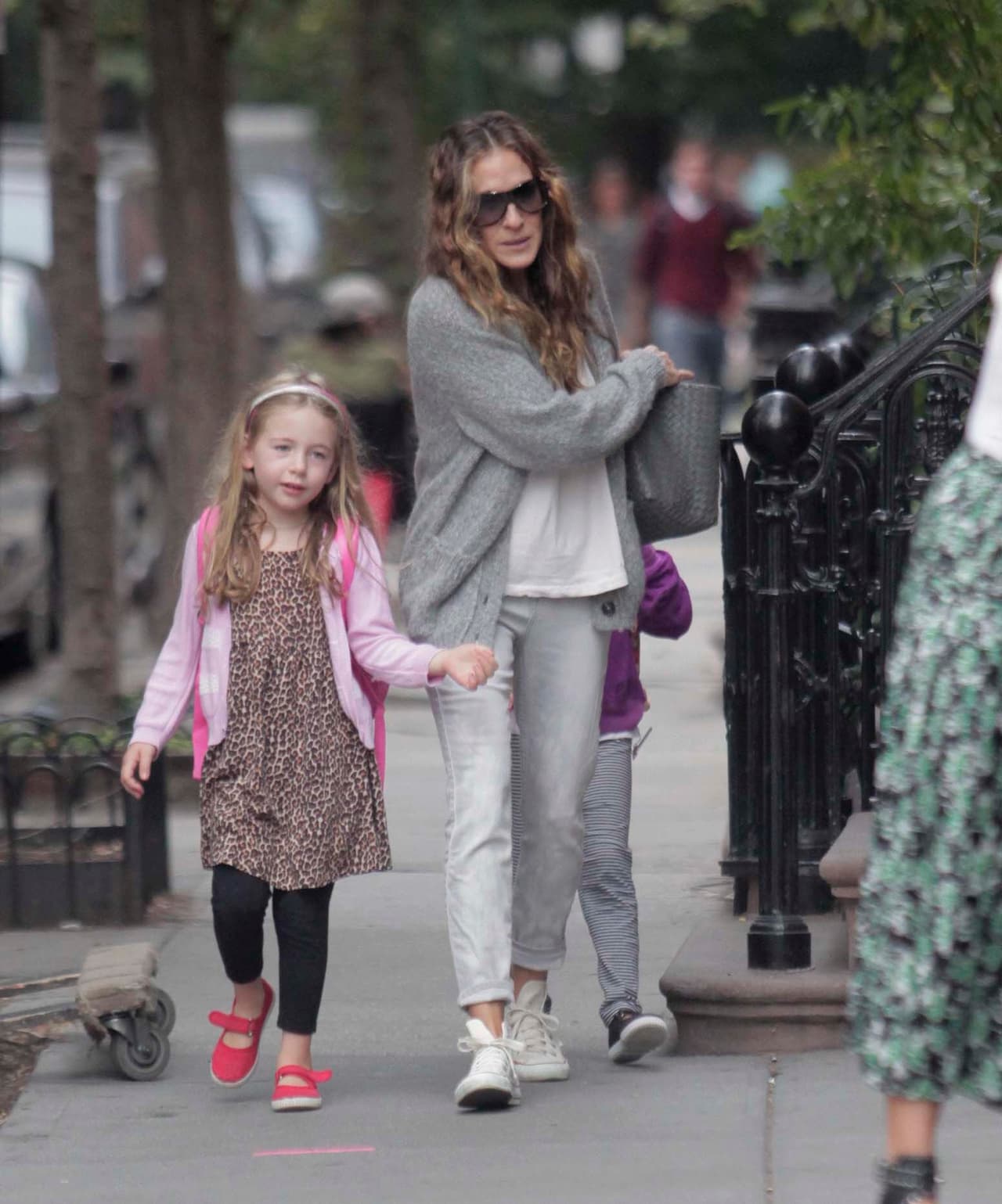 La actriz lleva a la escuela a sus encantadoras Tabitha y Marion.
