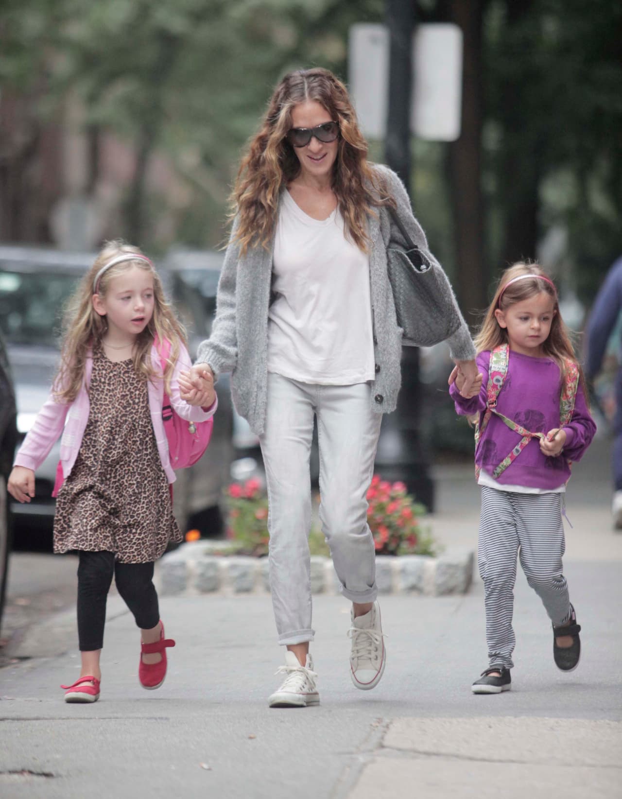 La actriz lleva a la escuela a sus encantadoras Tabitha y Marion.