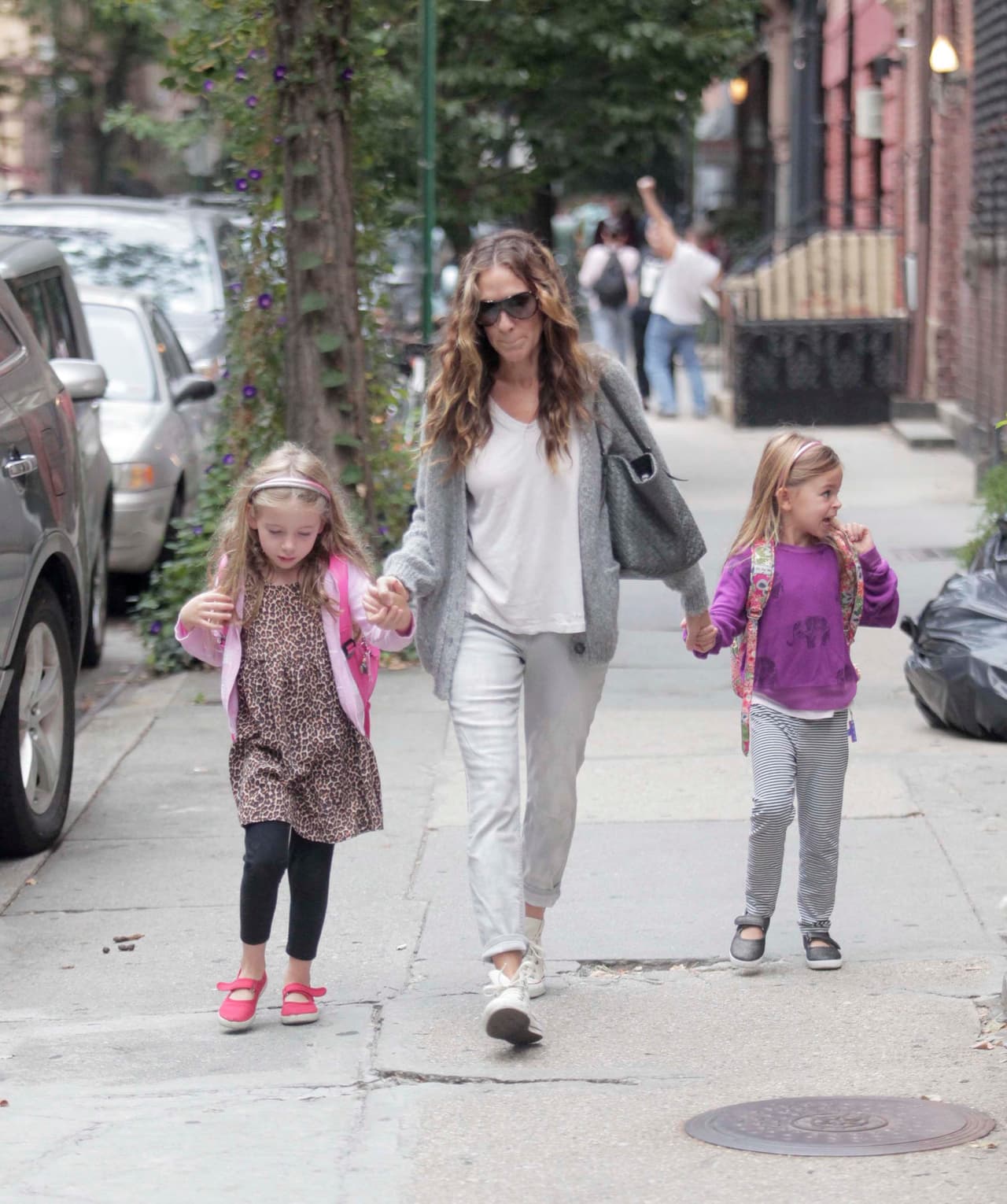 La actriz lleva a la escuela a sus encantadoras Tabitha y Marion.